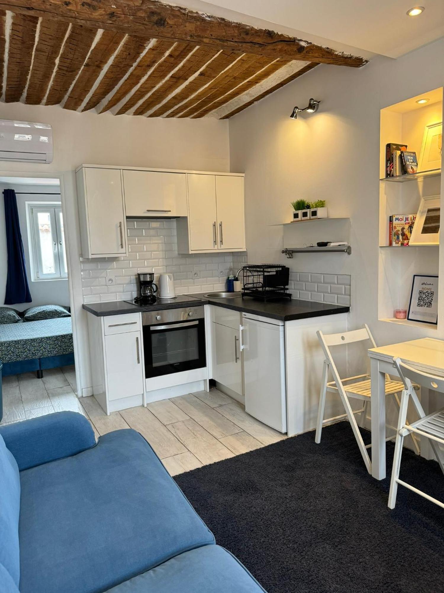 Freshly Tastefully Renovated Apartments In Heart Of Old Антиб Екстериор снимка